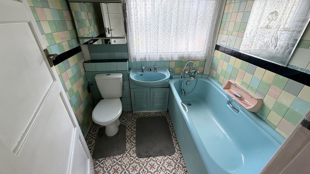 Lot: 81 - VACANT SEMI-DETACHED HOUSE REQUIRING MODERNISATION - Internal image of bathroom from landing